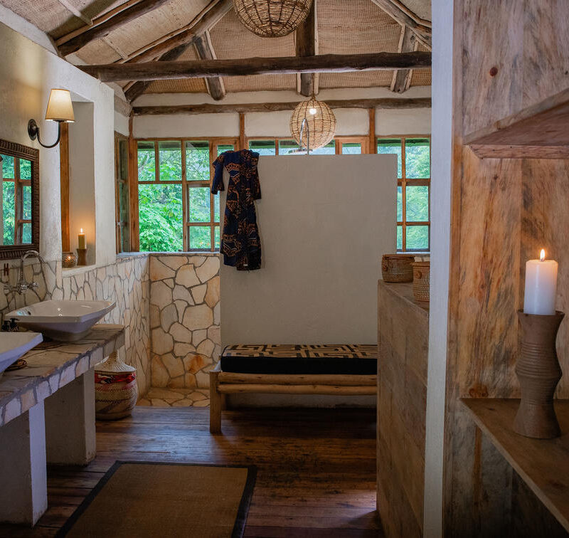 17-bwindi_lodge-deluxe_room_bathroom