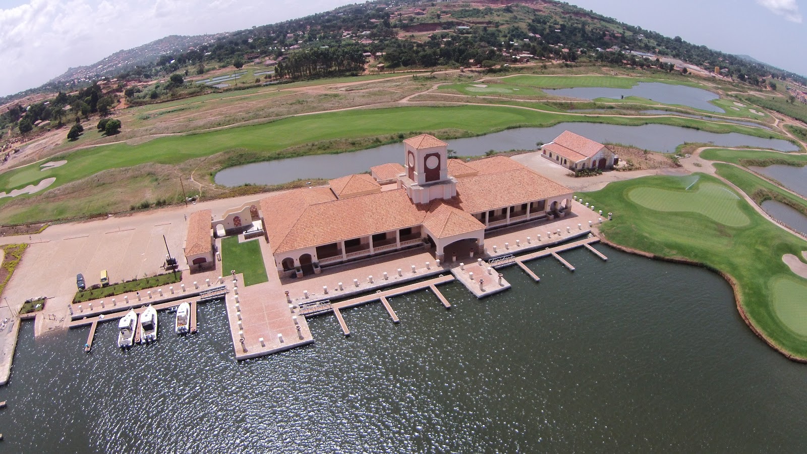 If you are looking for a touch of luxury and calm after your flight or before your Uganda safari, Lake Victoria Serena Golf Resort & Spa is a perfect choice.