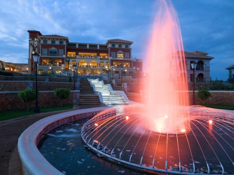If you are looking for a touch of luxury and calm after your flight or before your Uganda safari, Lake Victoria Serena Golf Resort & Spa is a perfect choice.