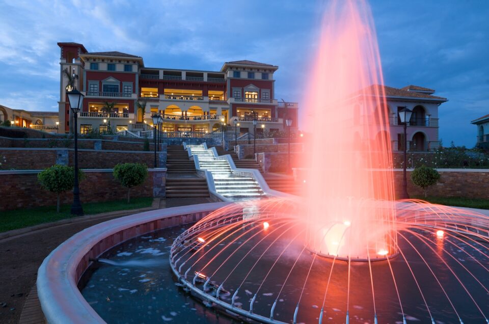 If you are looking for a touch of luxury and calm after your flight or before your Uganda safari, Lake Victoria Serena Golf Resort & Spa is a perfect choice.