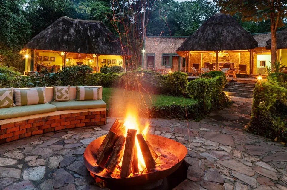 primate-lodge-kibale-fire-place-030